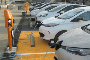 Coches eléctricos de Renault, enchufados a la red eléctrica.