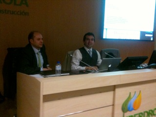 Profesores de Ingeniería Eléctrica impartiendo el curso en el salón de actos de Iberdrola en Manoteras